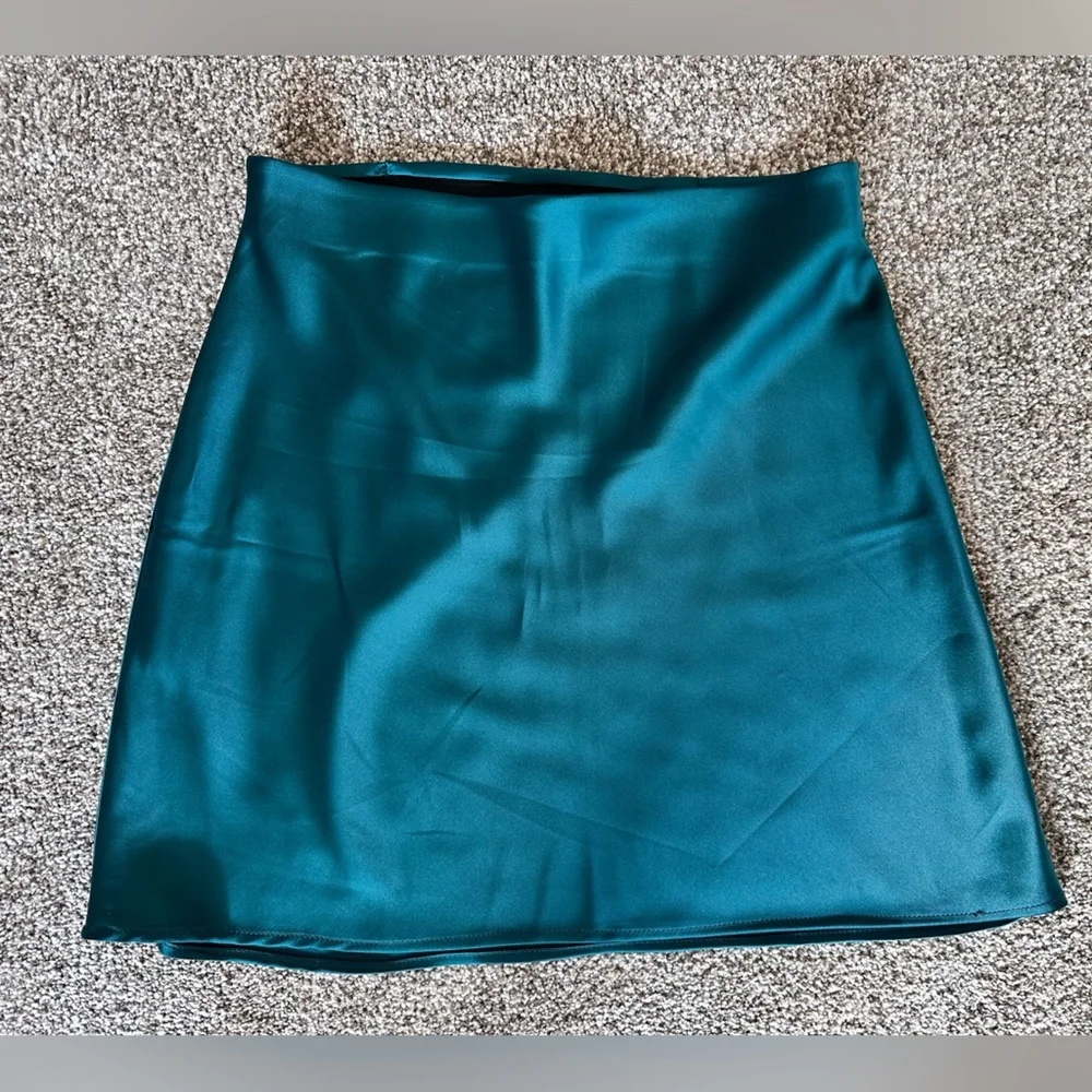 Elegant Emerald Green Satin Skirt - Picture 2 of 5